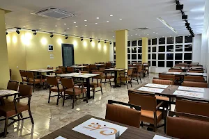 مطعم ومقهى بابل العائلي image