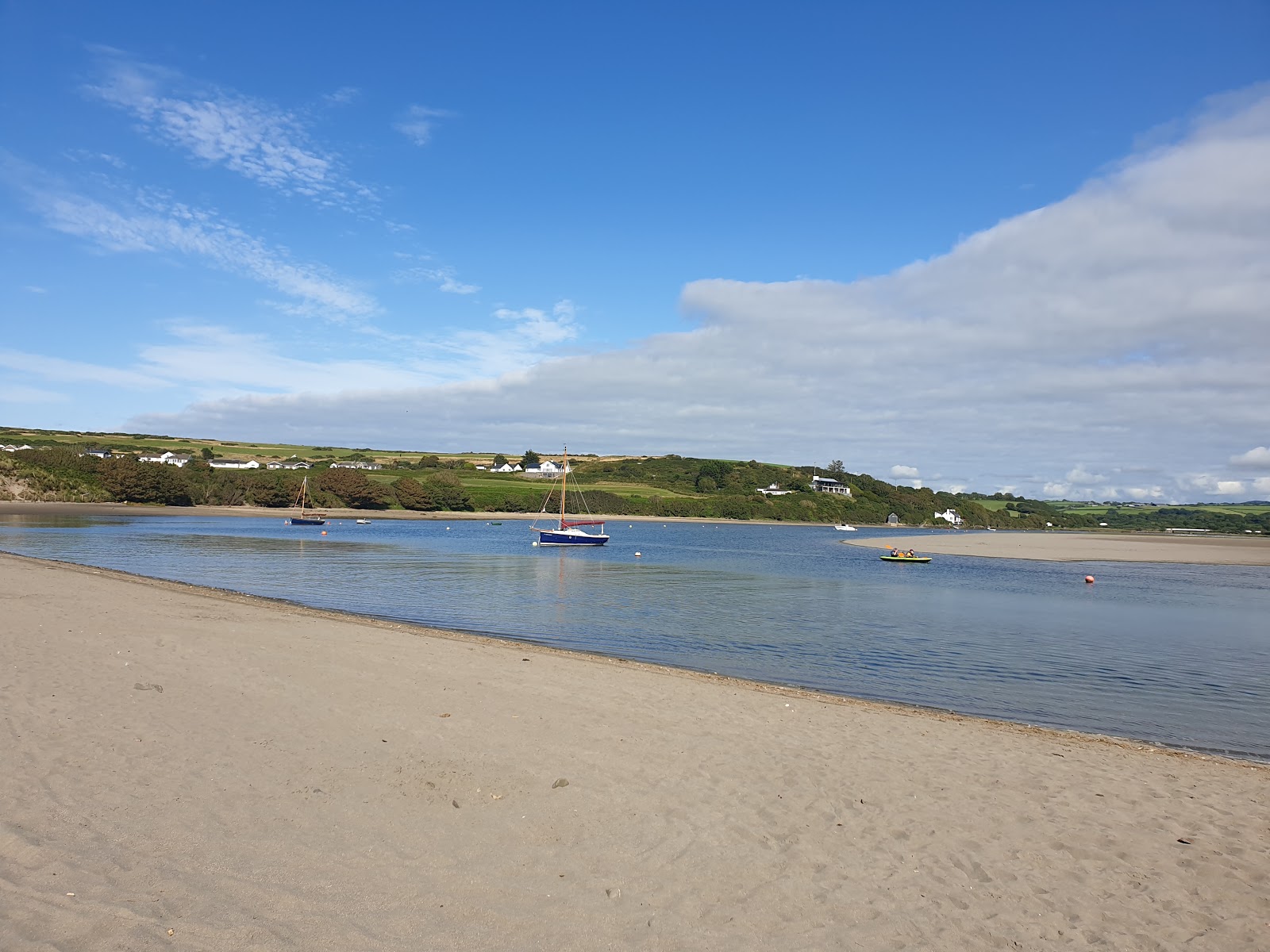 Photo de Newport beach avec l'eau cristalline de surface