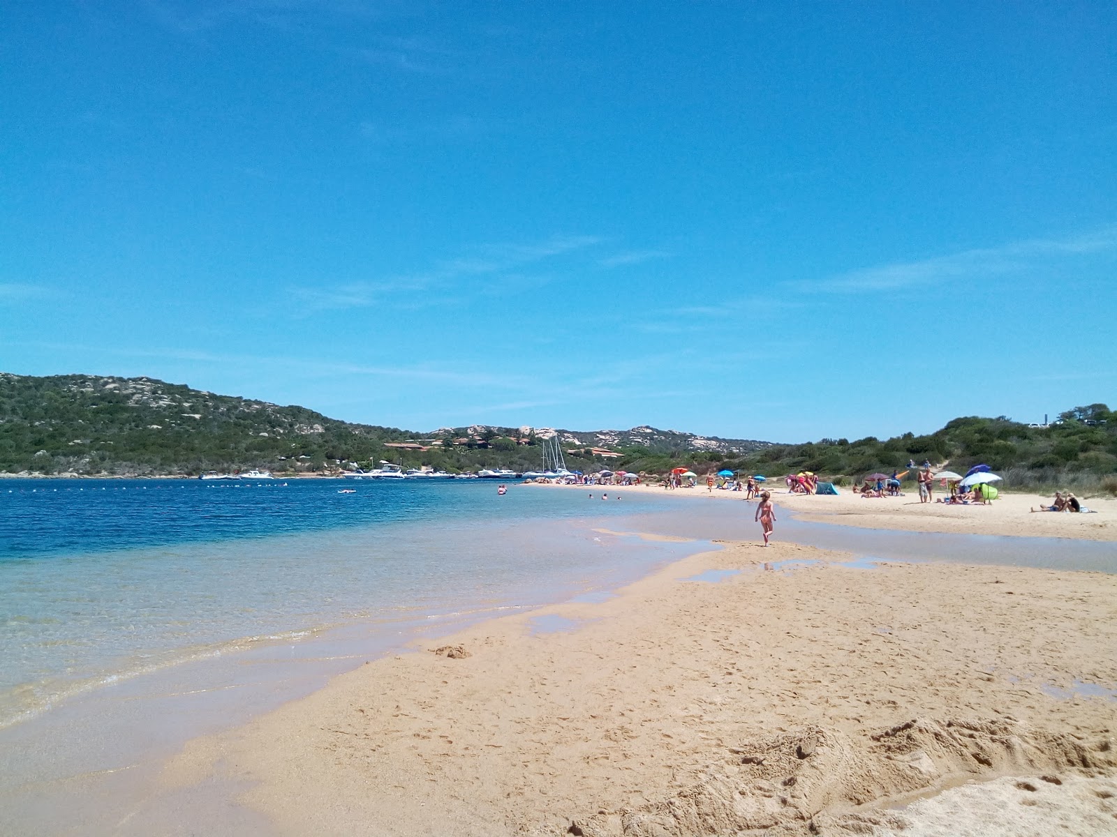 Foto van Spiaggia di Costa Serena met turquoise puur water oppervlakte