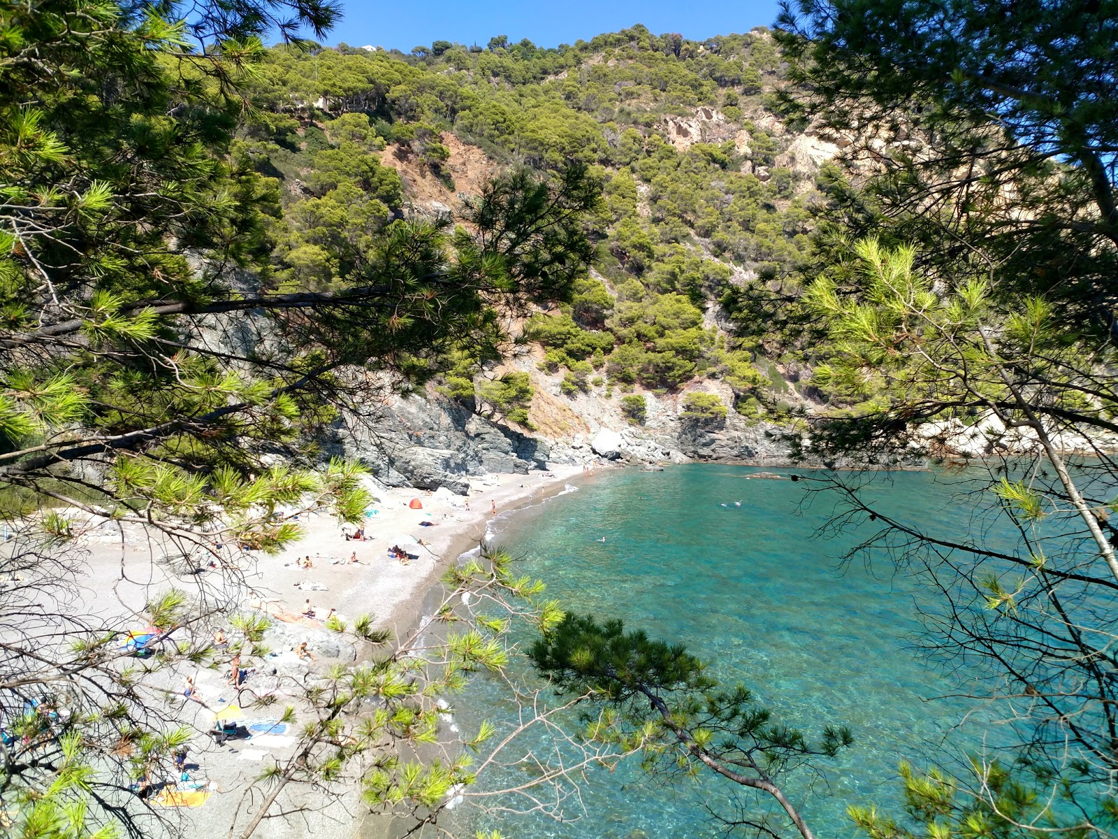 Foto di Spiaggia di Fonda con una superficie del sabbia luminosa