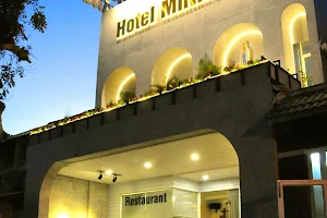 Hotel Khách Sạn Minh Hằng image