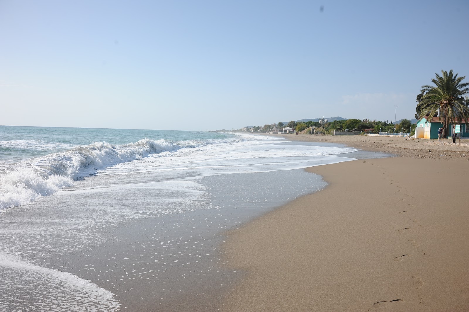 Valokuva Anamur beachista. pinnalla vihreä puhdas vesi:n kanssa