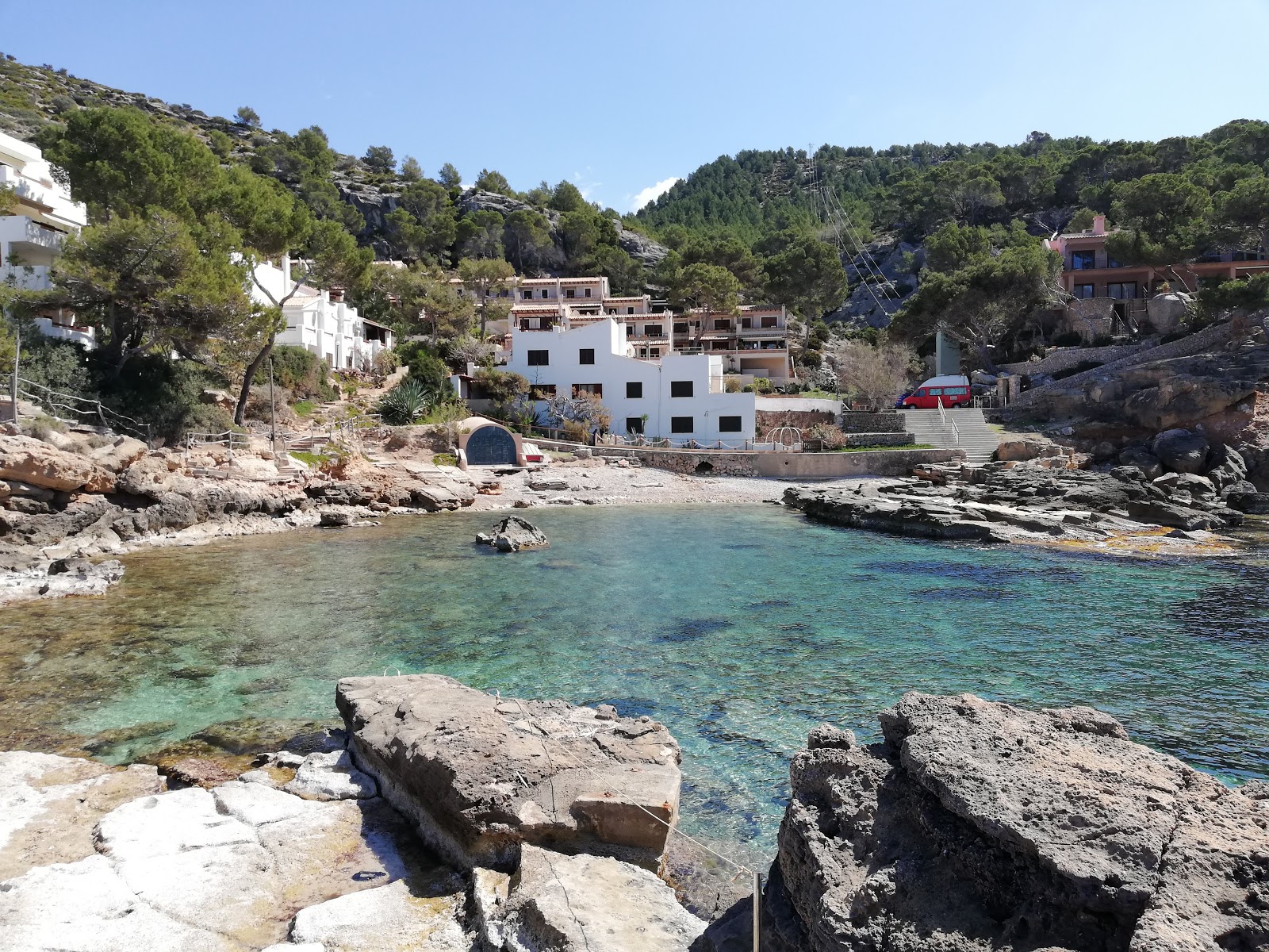 Φωτογραφία του Playa Cala Conills με μπεζ άμμος και βράχοι επιφάνεια