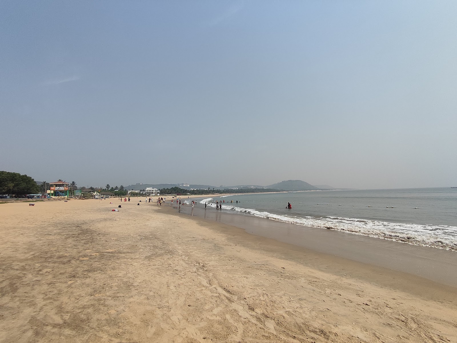 Photo de Rushikonda Beach avec sable lumineux de surface