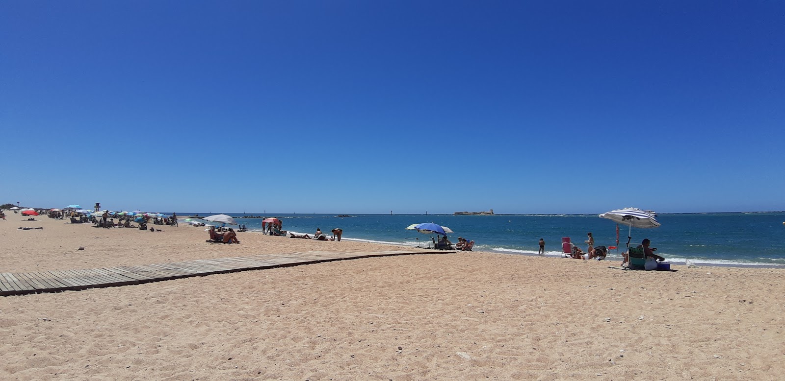 Foto di Playa de Sancti-Petri con una superficie del sabbia luminosa