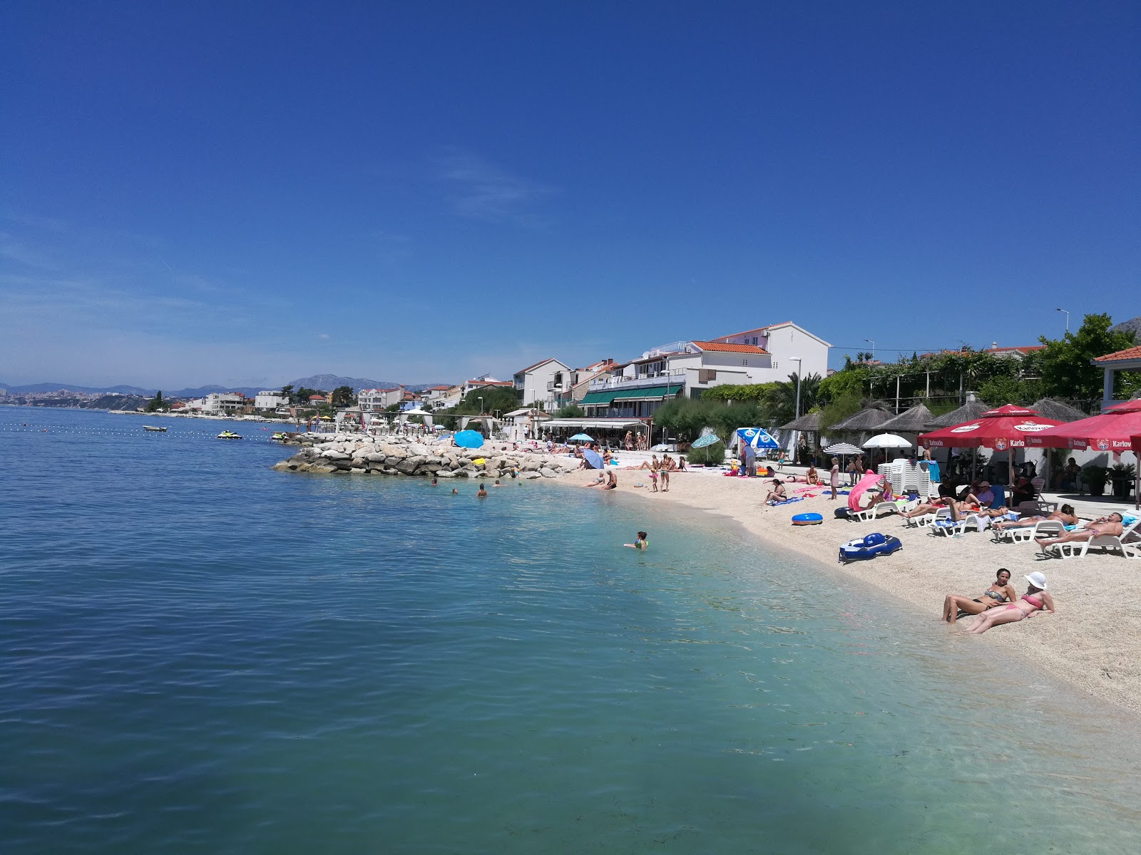 Foto de Podstrana beach área parcialmente de hotel