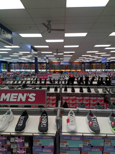 Shoe Store «SKECHERS Factory Outlet», reviews and photos, 3030 E 9th St, Oakland, CA 94601, USA