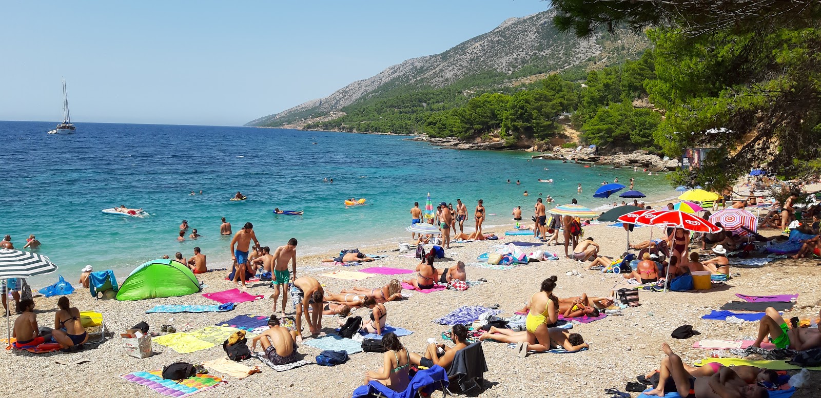 Zlatni rat Plajı'in fotoğrafı kısmen tatil bölgesi