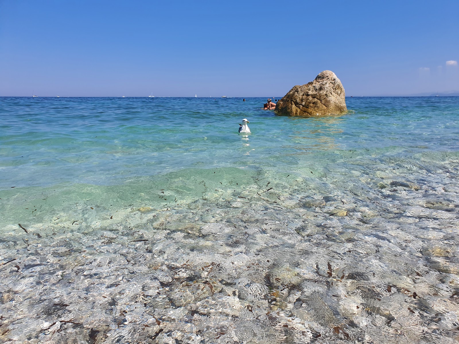 Foto von Sottobomba Strand umgeben von Bergen