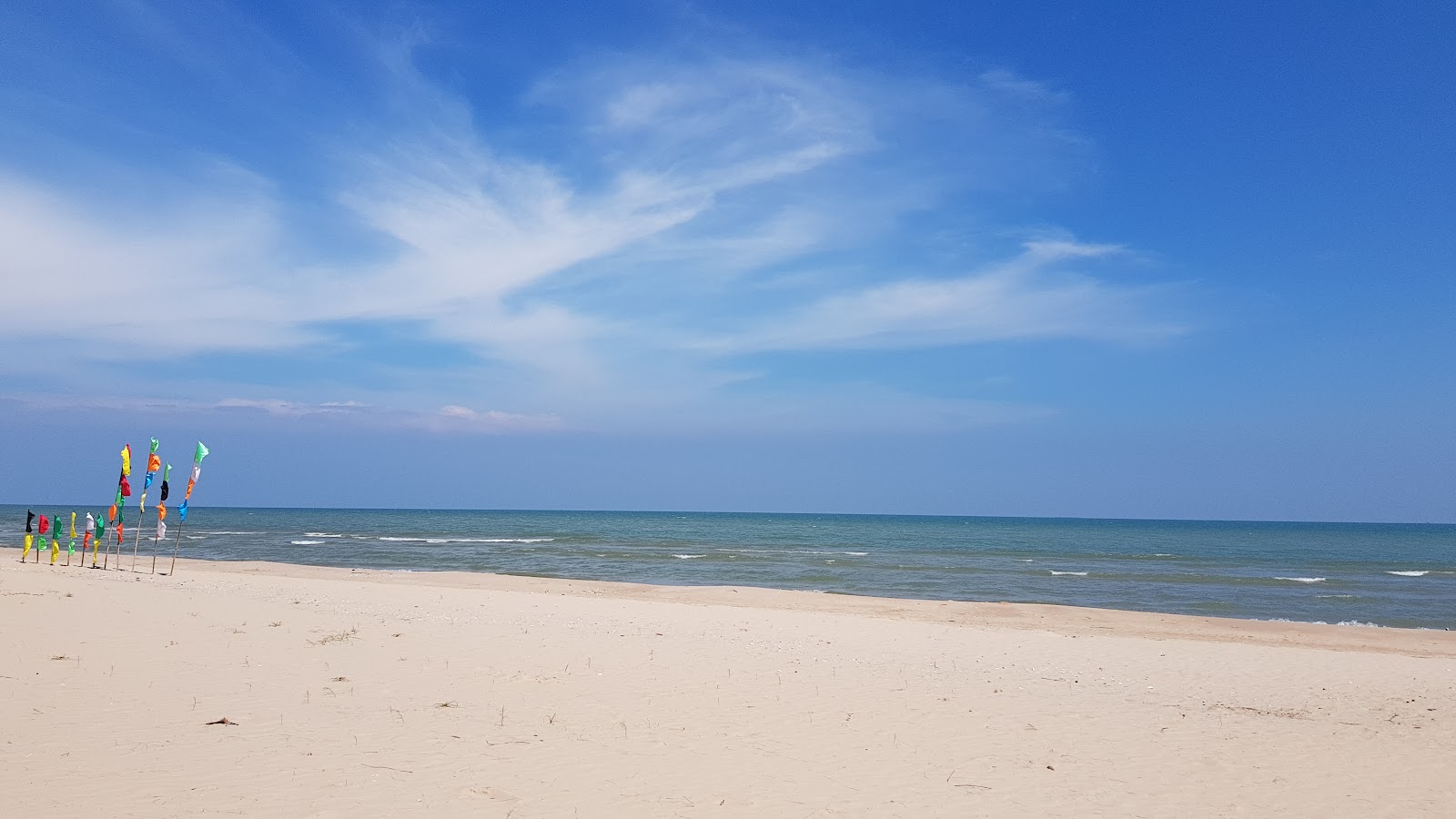 Foto av Bo Nok Beach och bosättningen