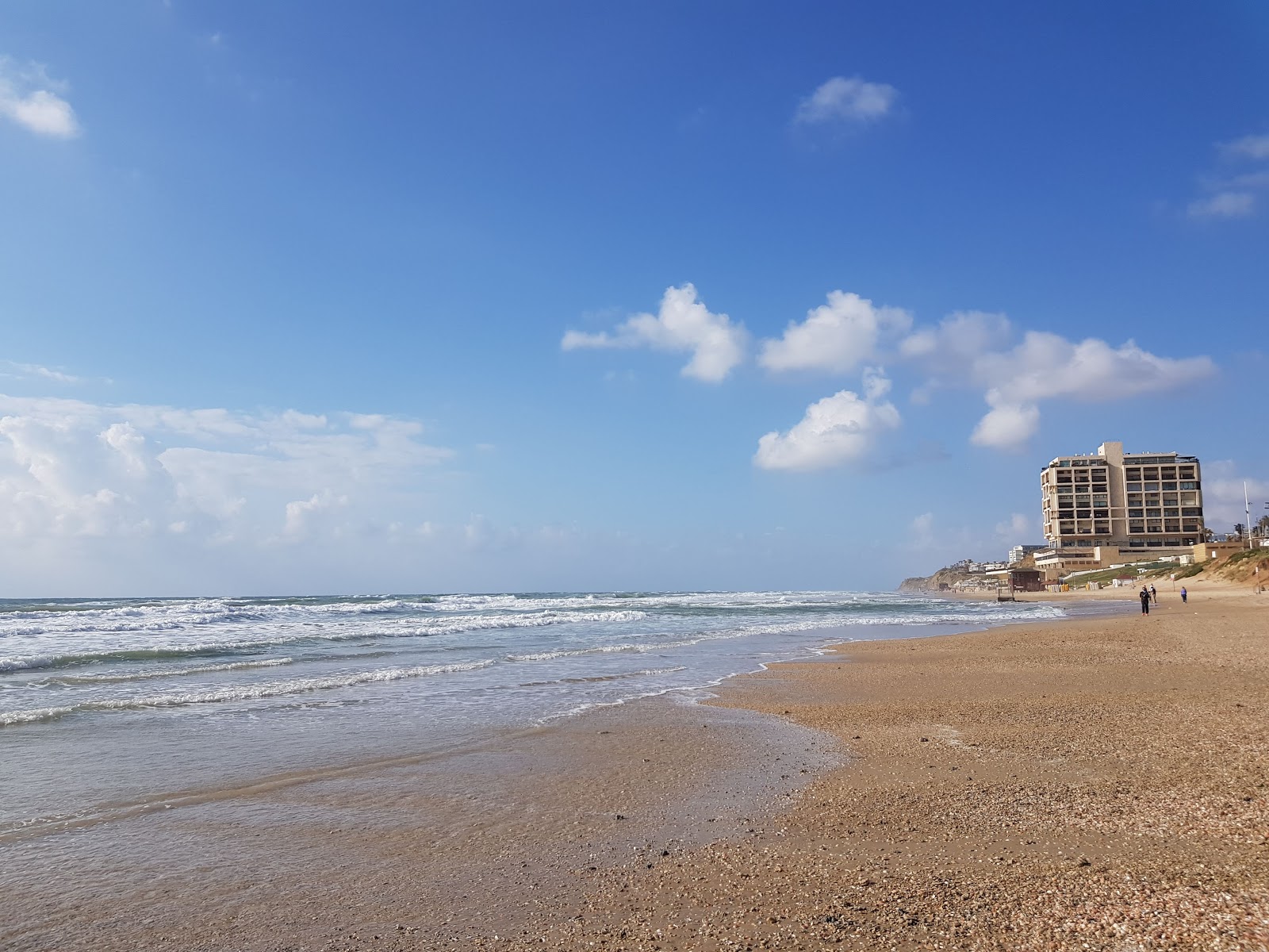 Foto de Herzliya beach con playa recta