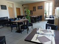 Atmosphère du Restaurant Les 2 Tours Bouillé Saint Paul à Val en Vignes - n°4