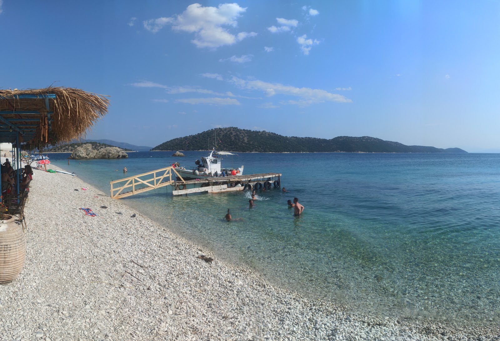 Agrapidia Beach'in fotoğrafı uçurumlarla desteklenmiş