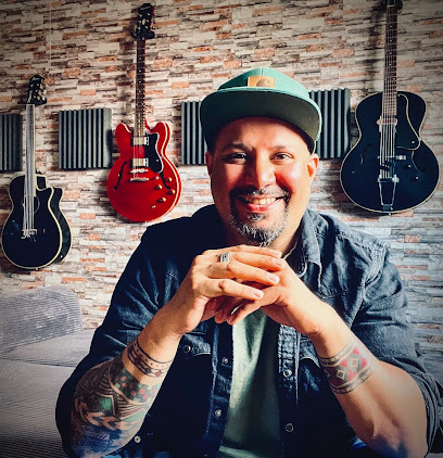 Savio Rego | Guitar Coaching | Sänger für Hochzeit l Privater Gitarrenunterricht in Hamburg