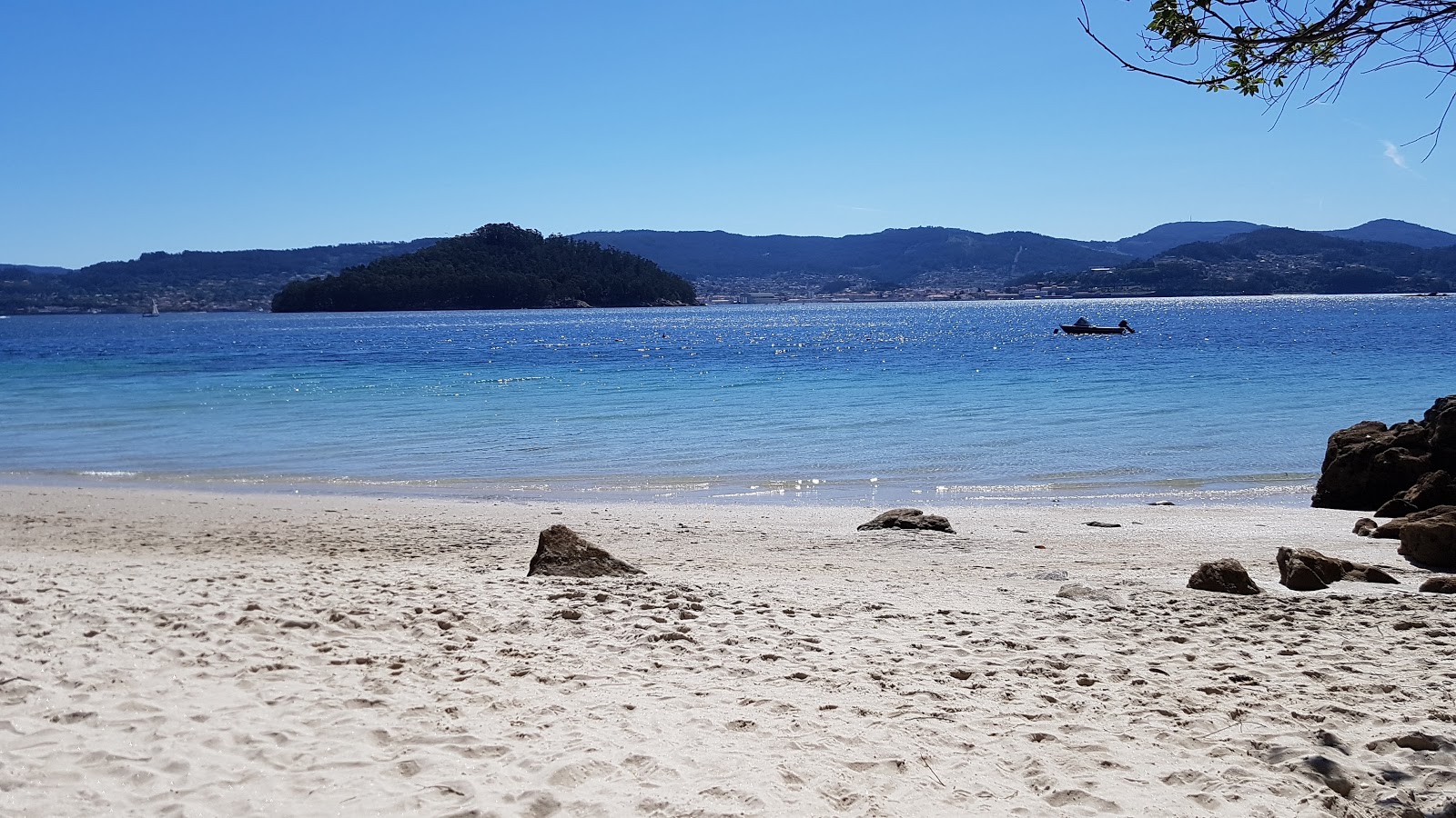 Praia Ouriceira'in fotoğrafı ve yerleşim