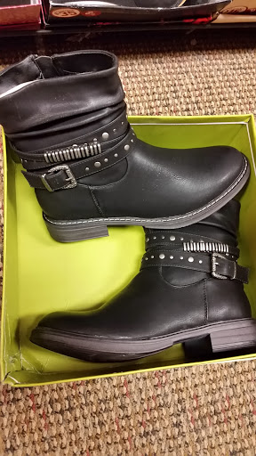 Shoe Store «Famous Footwear», reviews and photos, 26736 Portola Pkwy, Foothill Ranch, CA 92610, USA