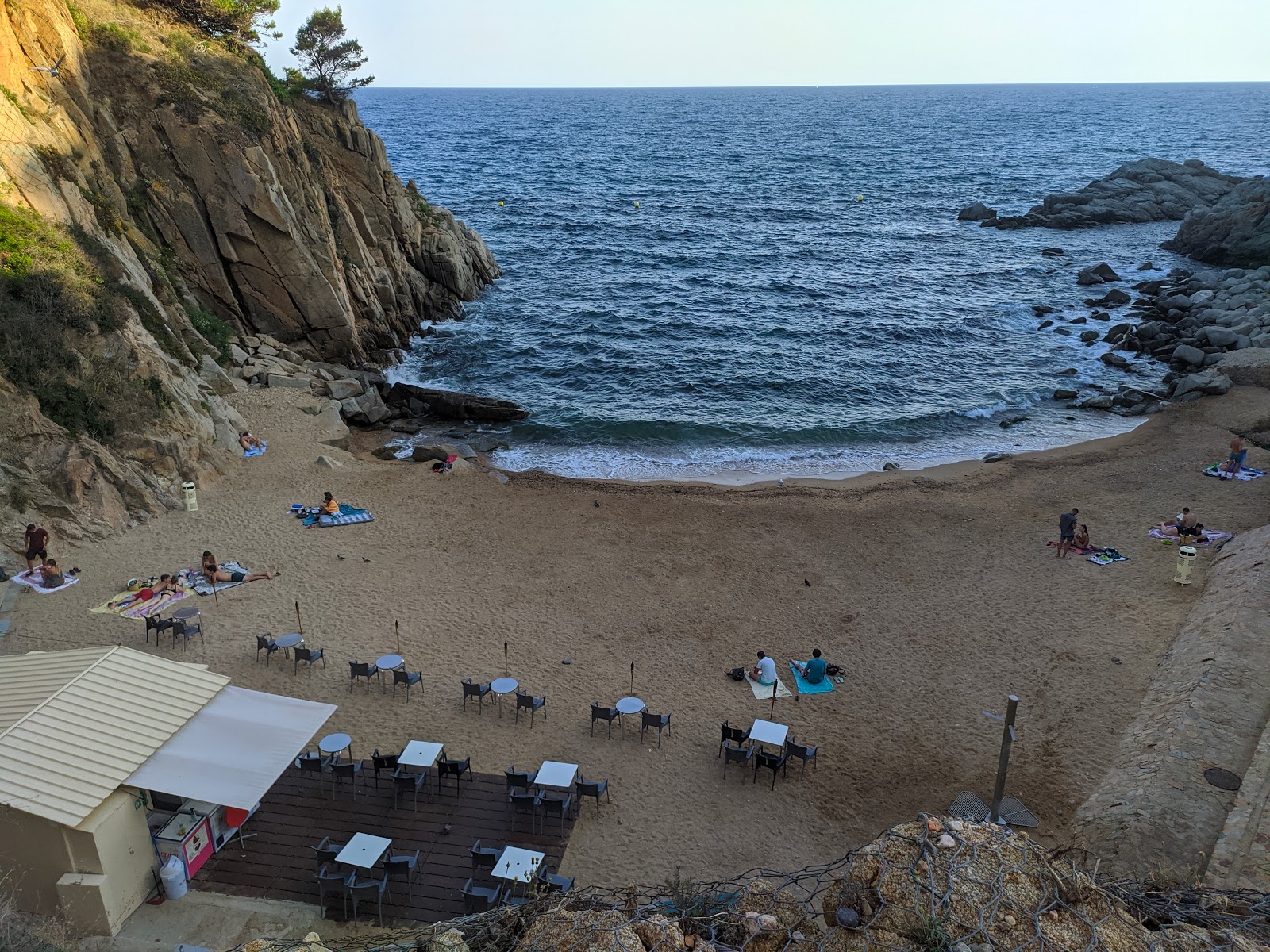 Foto de Platja des Codolar con agua cristalina superficie