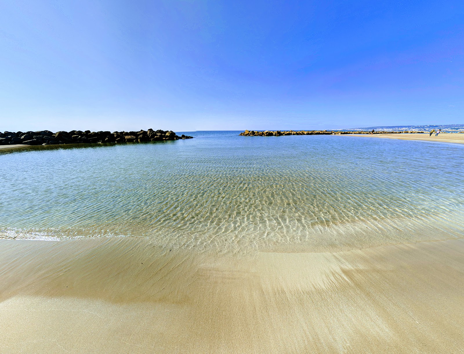 Foto von Santa Severa Strand mit mittlere buchten