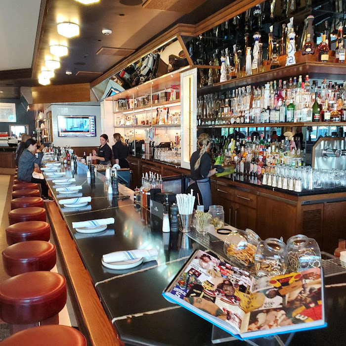 Restaurant near Mojoy Homesuites At Runyon