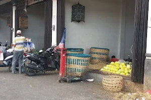 Pasar Kargo Patung Apel image