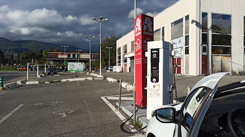 Borne de recharge de véhicules électriques Auchan Charging Station Grasse