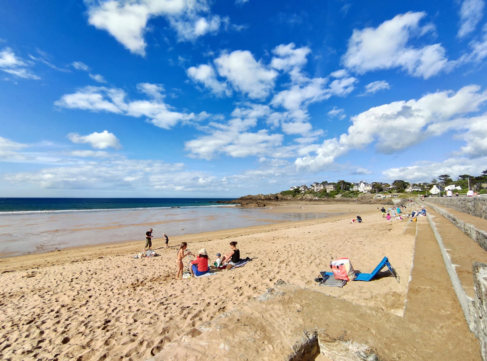 Foto von Plage De Longchamp mit beiger sand Oberfläche