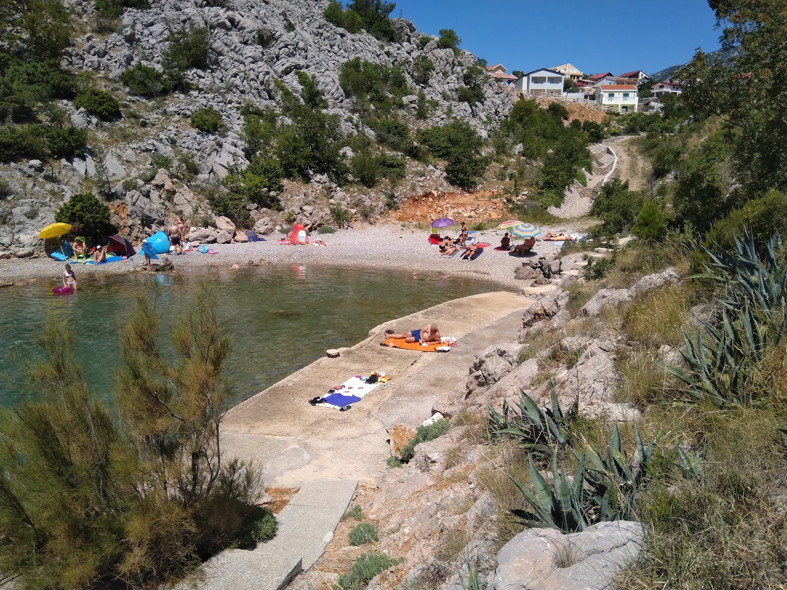 Foto di Ribarica beach con una superficie del ciottoli grigi