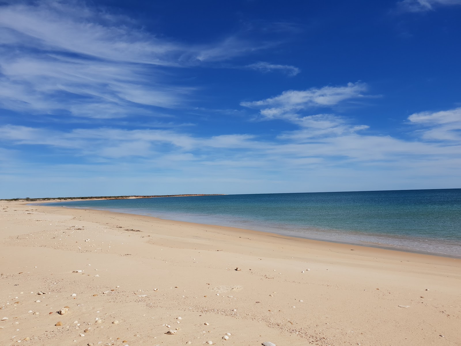 Fotografija Bottle Bay Beach z svetel pesek površino