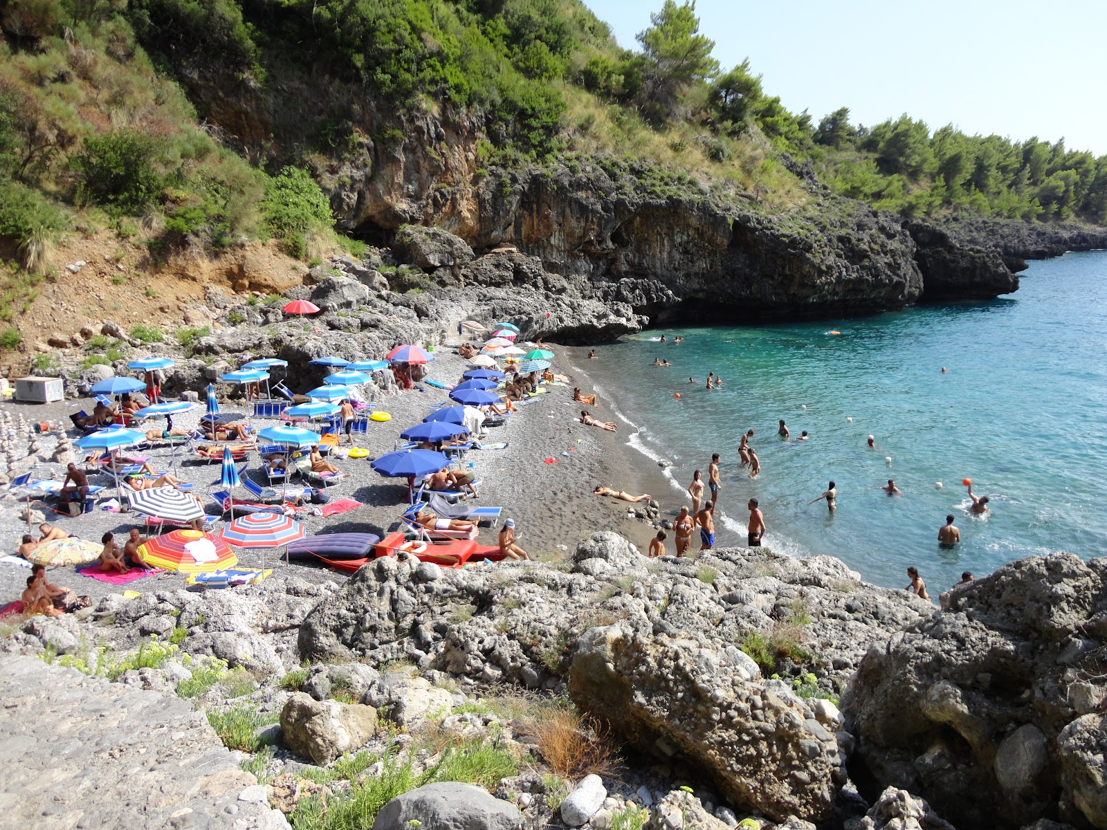 Zdjęcie Spiaggia della Grotta z powierzchnią szary drobny kamyk