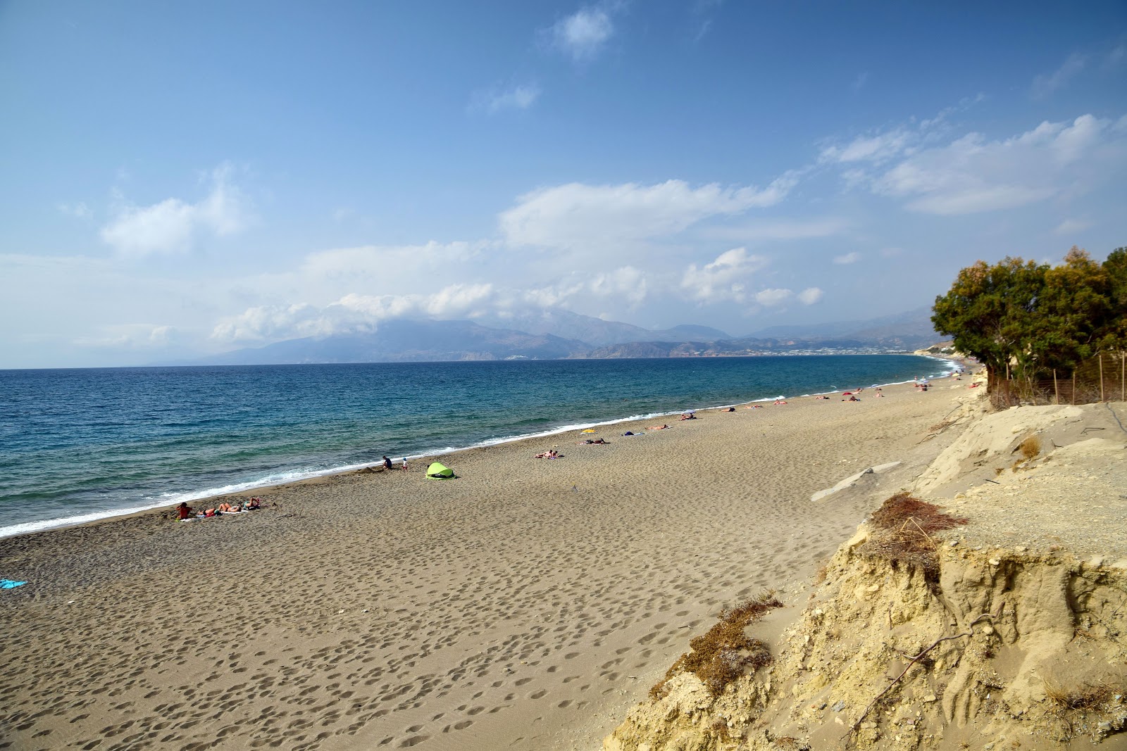 Foto av Kommos beach omgiven av klippor