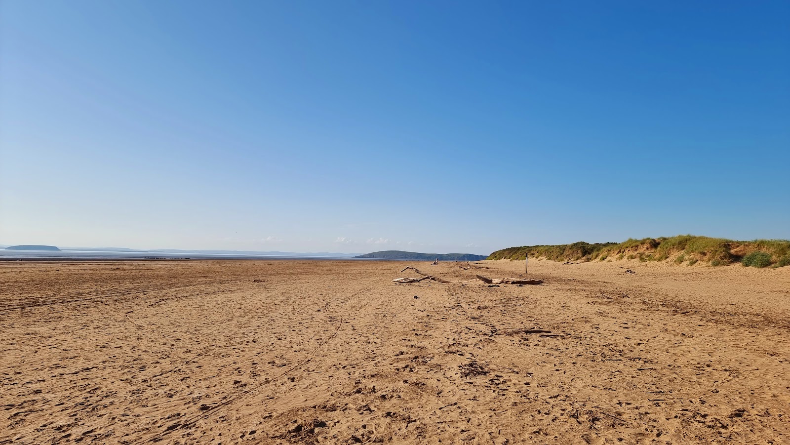 Foto di Spiaggia di Berrow con una superficie del sabbia luminosa