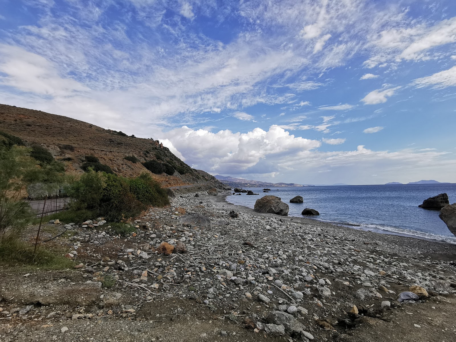 Foto von Vasilis Rock beach - guter haustierfreundlicher Ort für den Urlaub