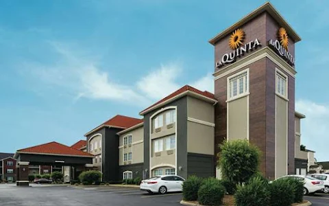 La Quinta Inn & Suites by Wyndham Bowling Green image