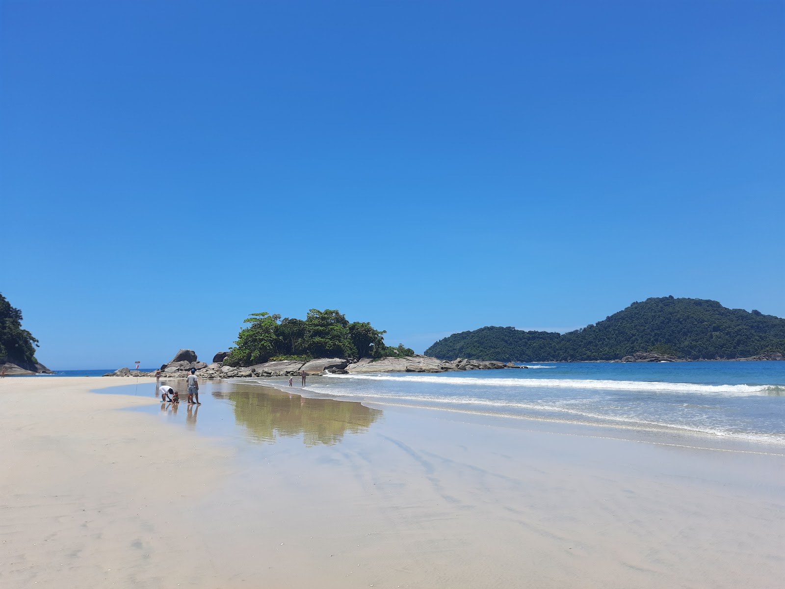 Foto von Praia Das Laranjeiras und die siedlung
