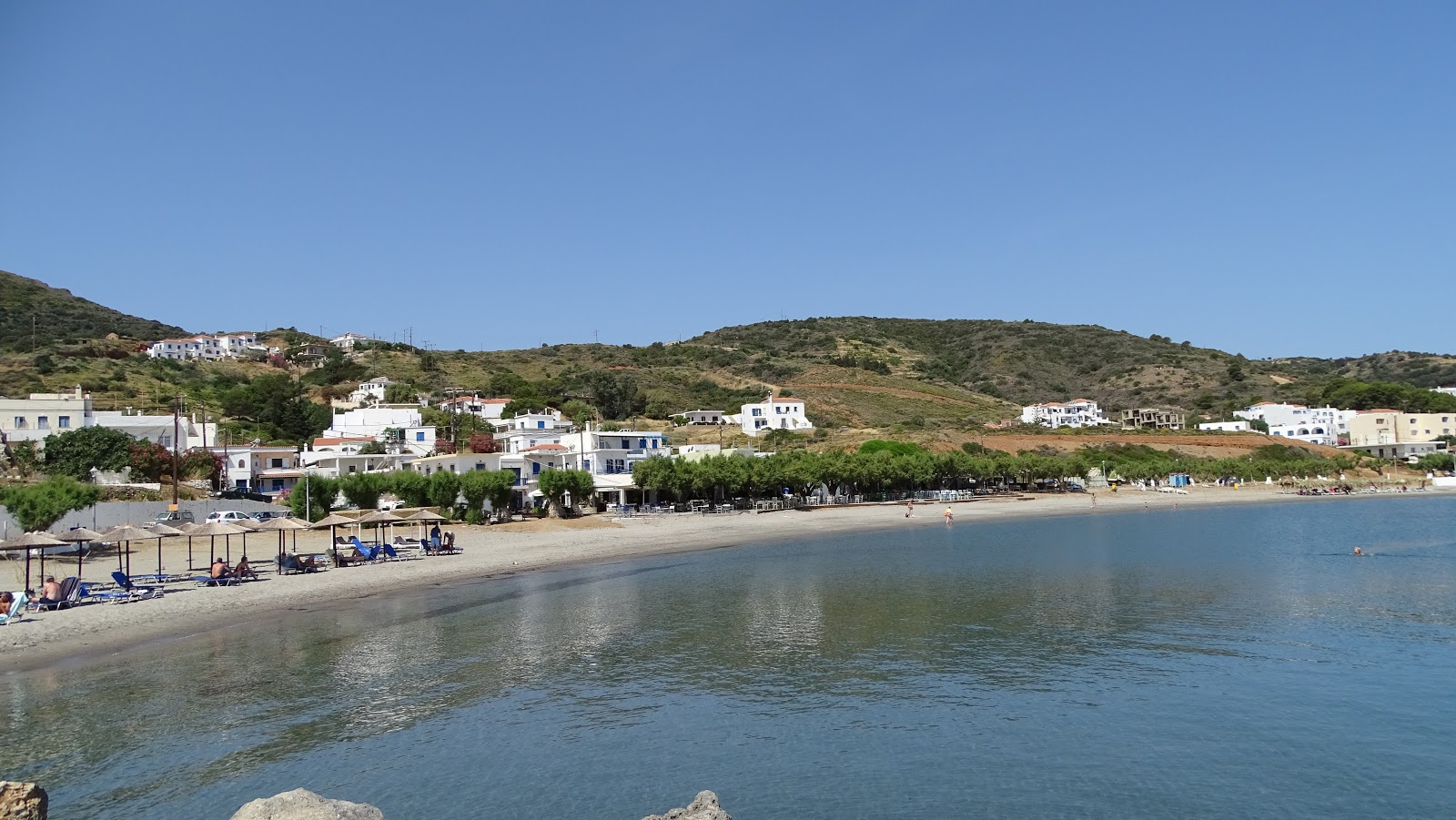 Fotografie cu Agios Pelagia beach cu o suprafață de nisip gri și pietricel