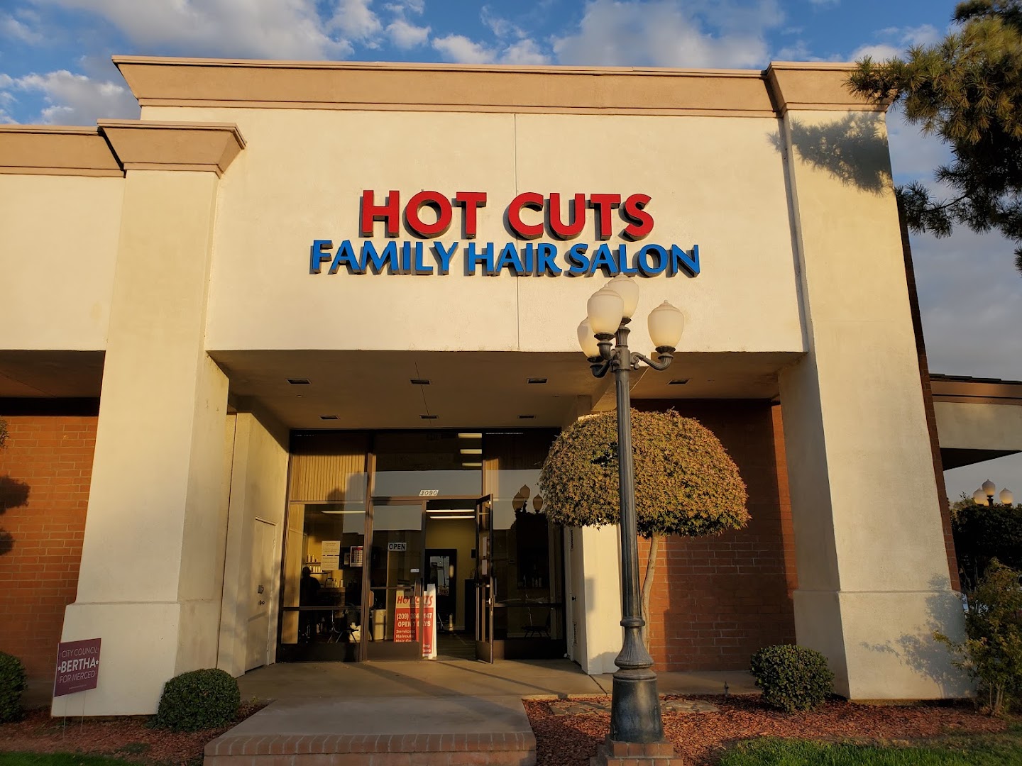 Hot Cuts Family Salon