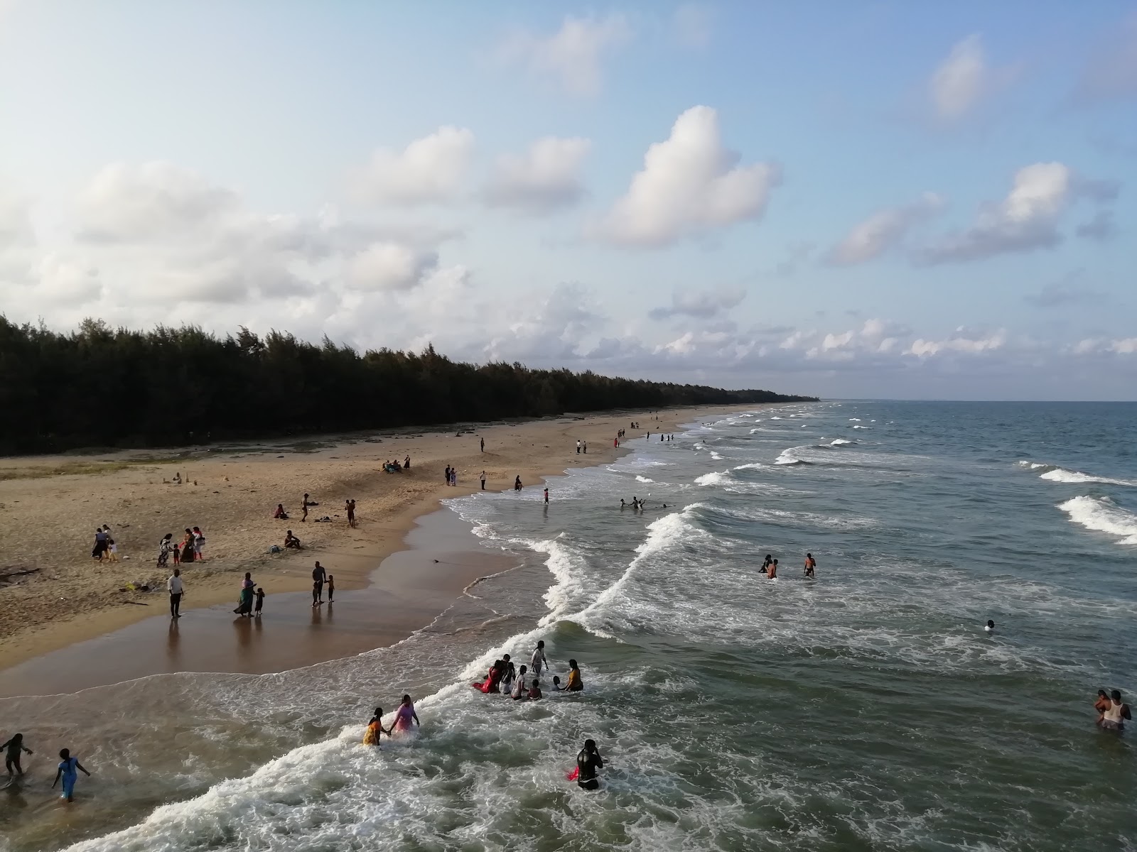 Foto di Tupilipalem Beach Bridge con una superficie del sabbia beige