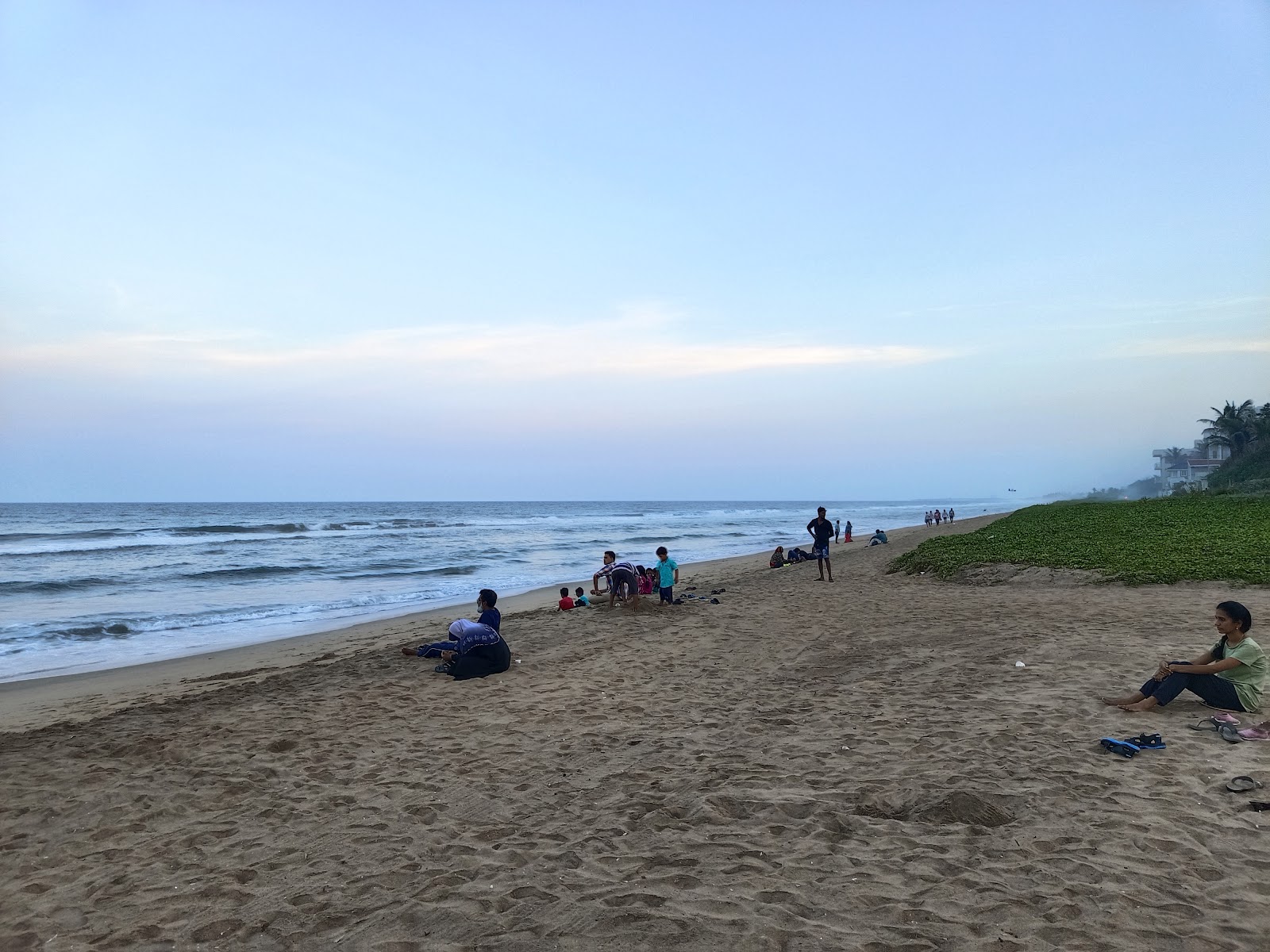 Foto de Uthandi Beach - lugar popular entre os apreciadores de relaxamento