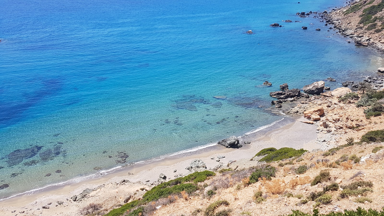 Photo de Karavet Beach zone sauvage