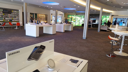 Cell Phone Store «AT&T», reviews and photos, 585 E Palatine Rd, Arlington Heights, IL 60004, USA