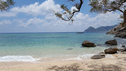 Foto von Hon Cau Beach mit geräumige küstenlinie