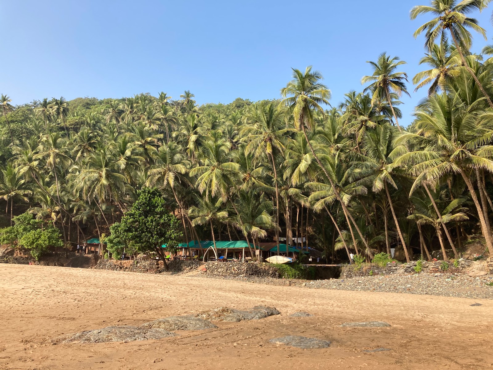 Kakolem Beach'in fotoğrafı uçurumlarla desteklenmiş