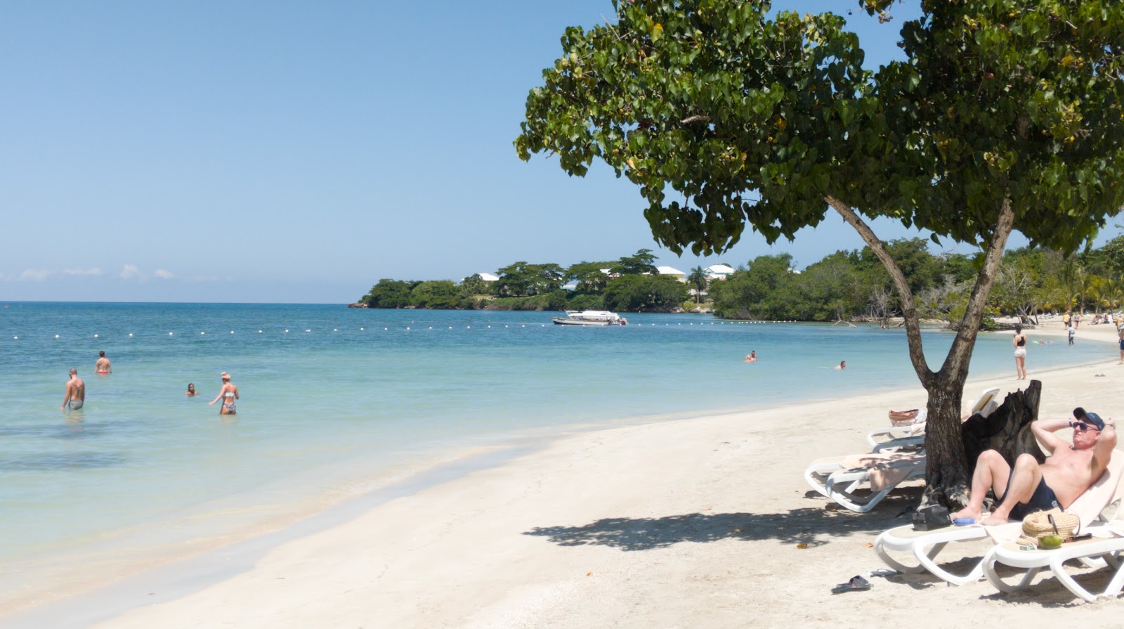 Foto de Bloody Bay Beach II com areia fina e branca superfície