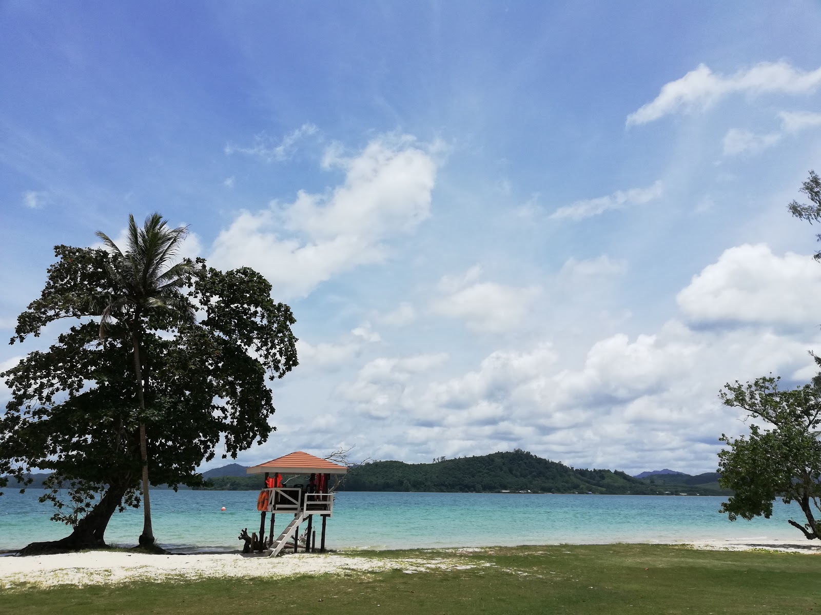 Foto van Lawa Island Beach en zijn prachtige landschap