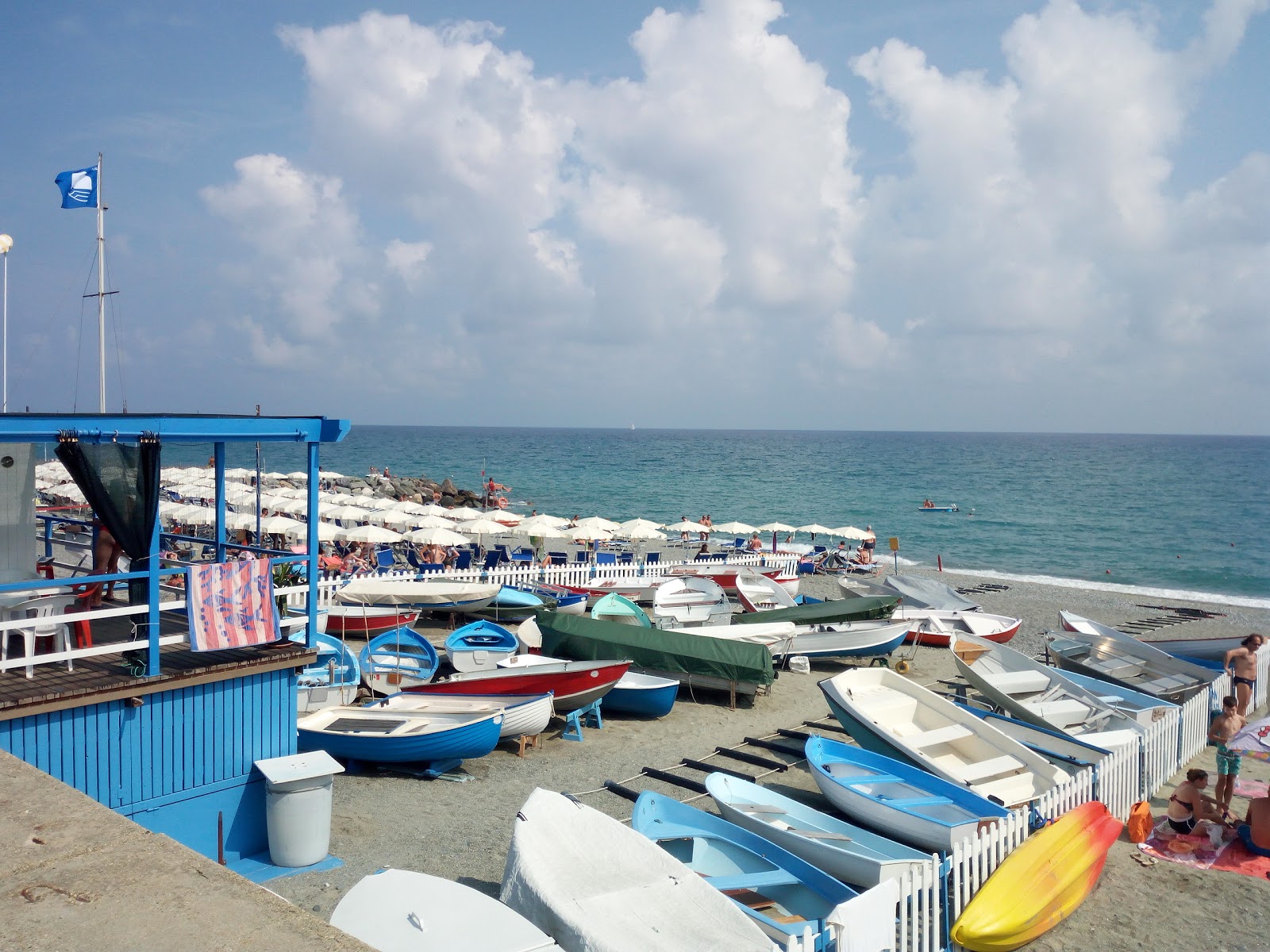 Fotografie cu Albisola beach - locul popular printre cunoscătorii de relaxare
