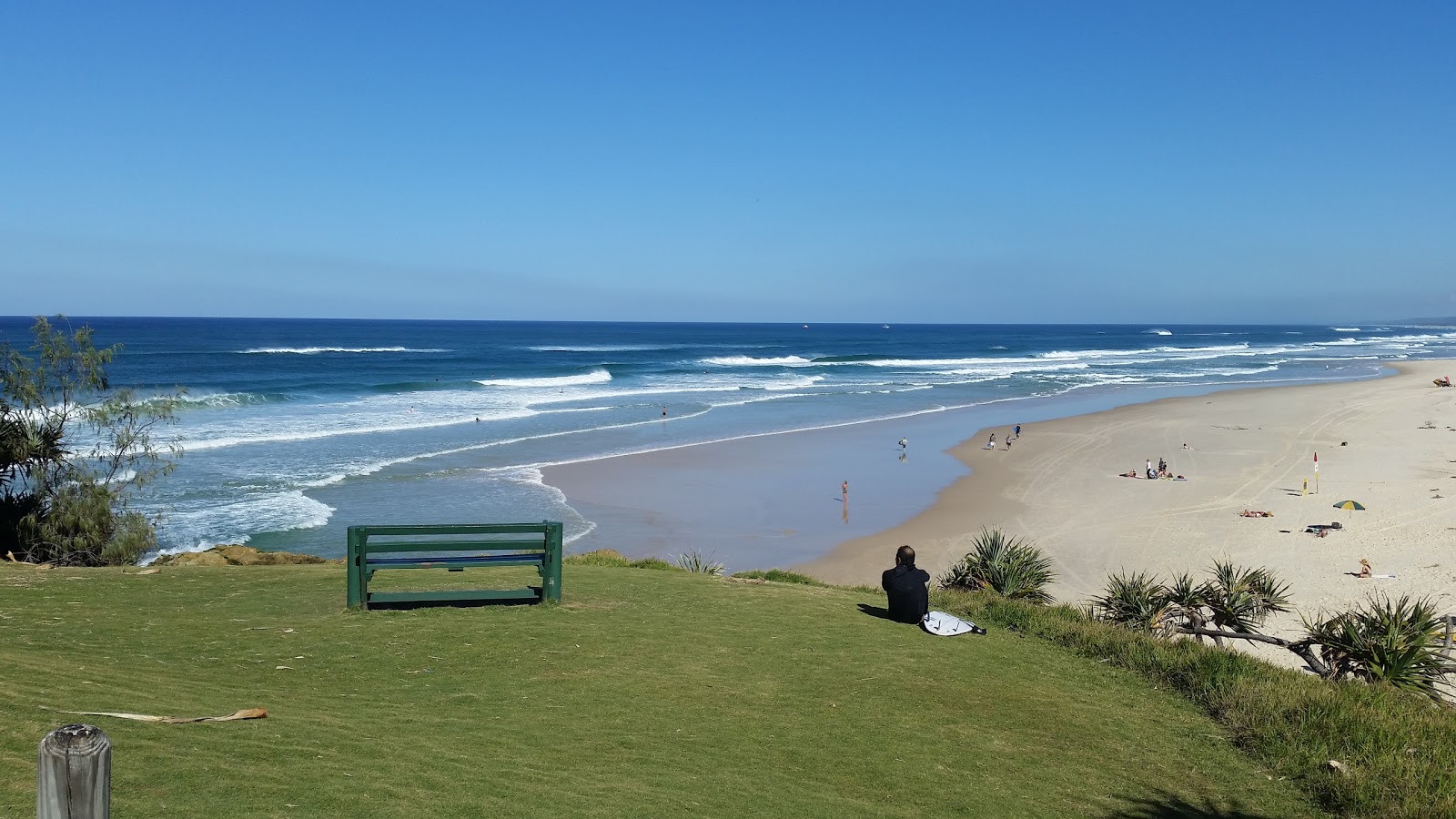 Foto van Main Beach met recht en lang