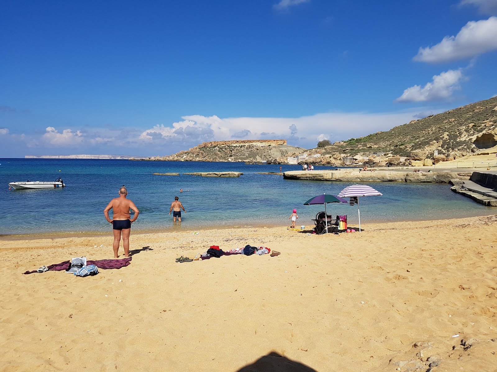 Photo de Gnejna Beach avec baie spacieuse