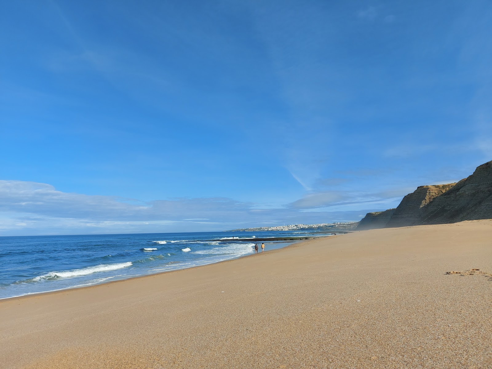 Foto van Praia da Vigia met lichte fijne kiezelsteen oppervlakte