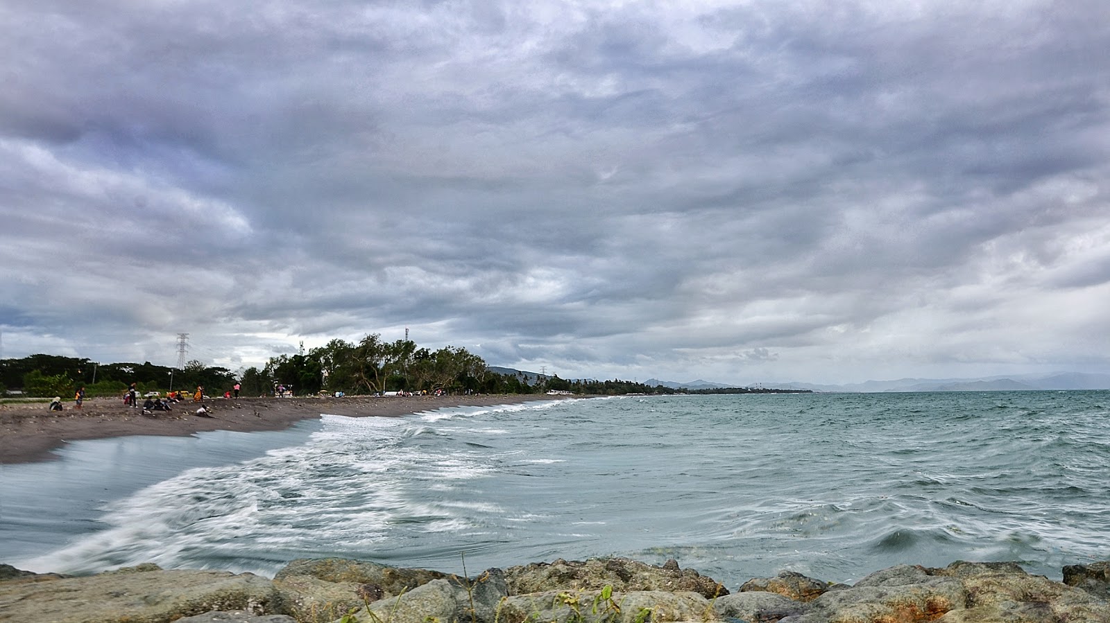 Foto de Loang Baloq Beach con arena oscura superficie