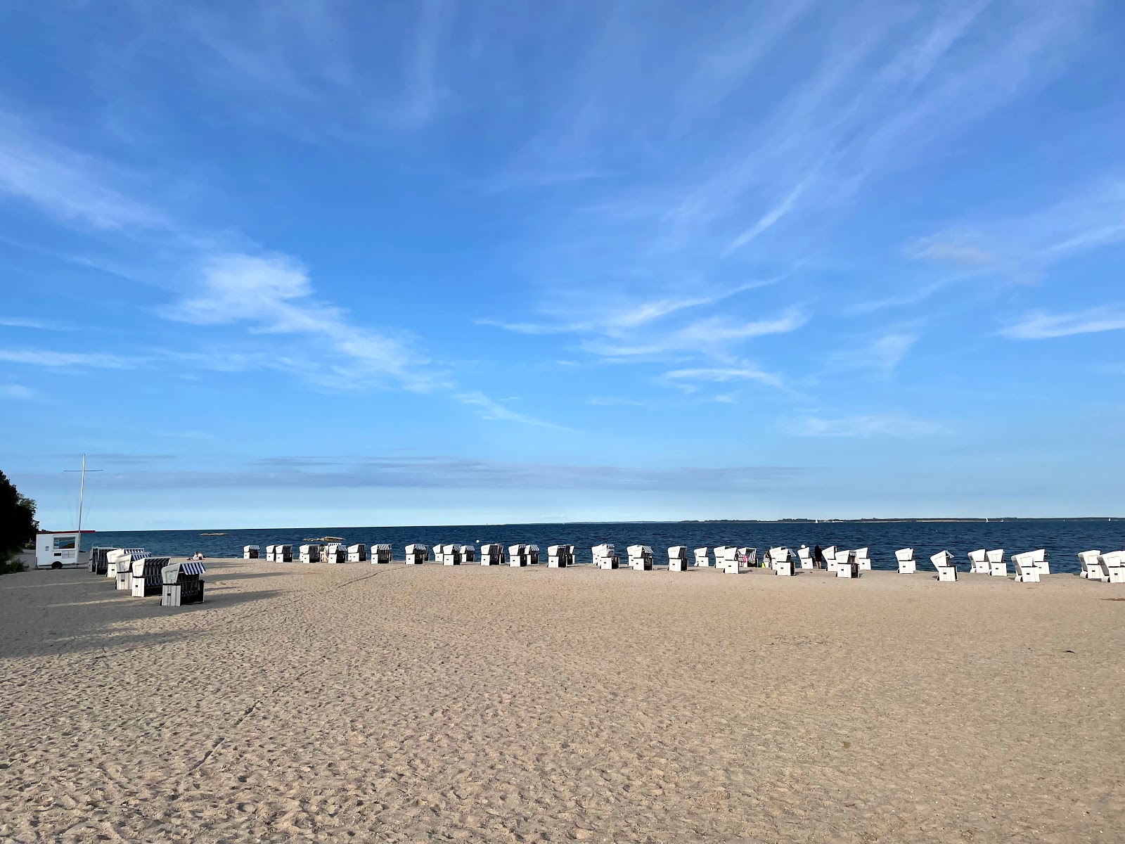 Fotografija Mecklenburger Allee z svetel fin pesek površino